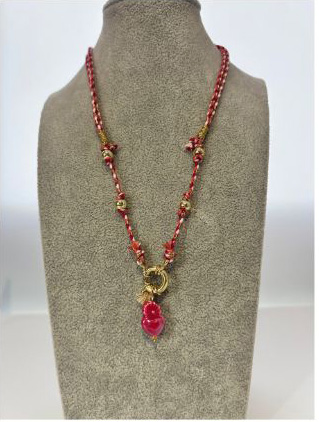Collar ajustable de cordón con sagrado en cerámica