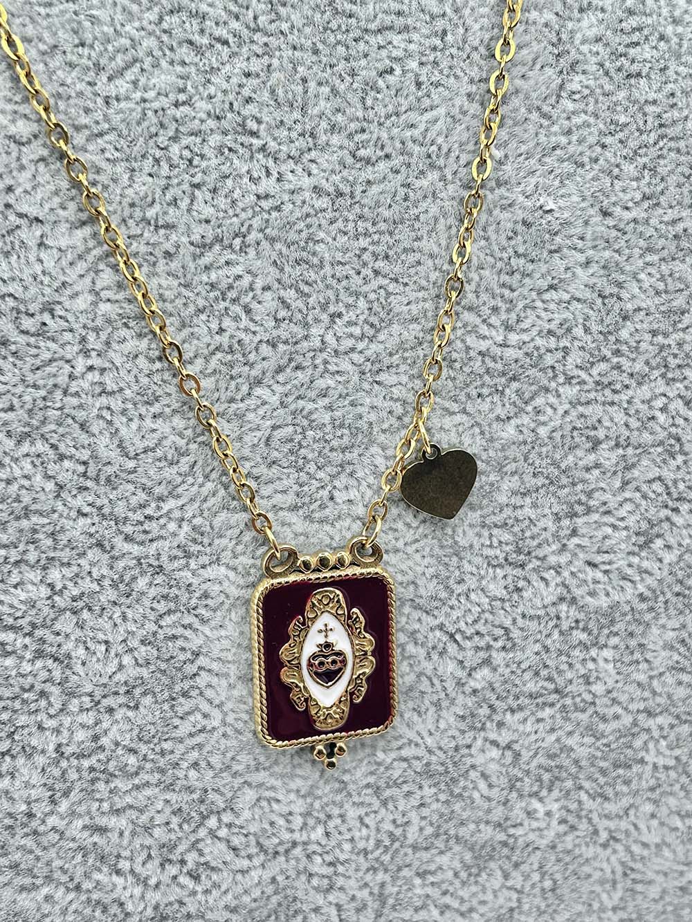 Collar con Sagrado Corazón Granate
