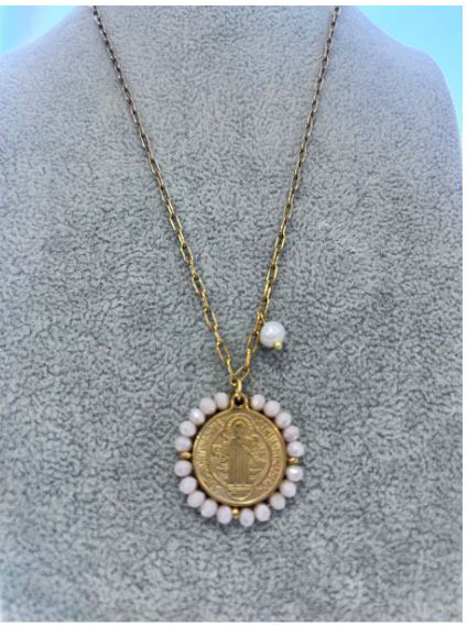 Collar con medalla San Benito Rosa crema/Dorado