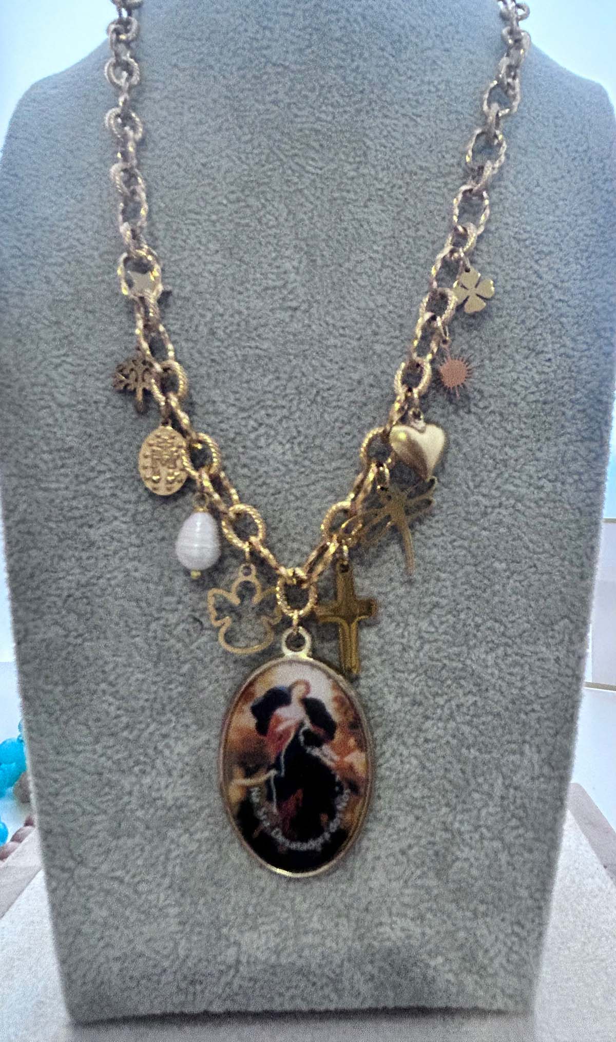 Collar 10 charms Virgen Desatanudos